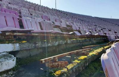 FOTO Imaginile degradării pe un stadion din România » Cum a ajuns să arate una dintre arenele-simbol din fotbalul nostru