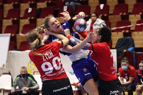 Barbara Lazovici în duel cu Aleksandra Zych și Valentina Bardac FOTO sportpictures.eu