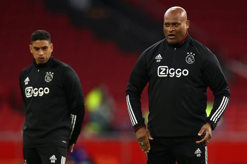 Winston Bogarde (stânga) e încă antrenorul secund al lui Ten Hag la Ajax // Foto: Getty Images