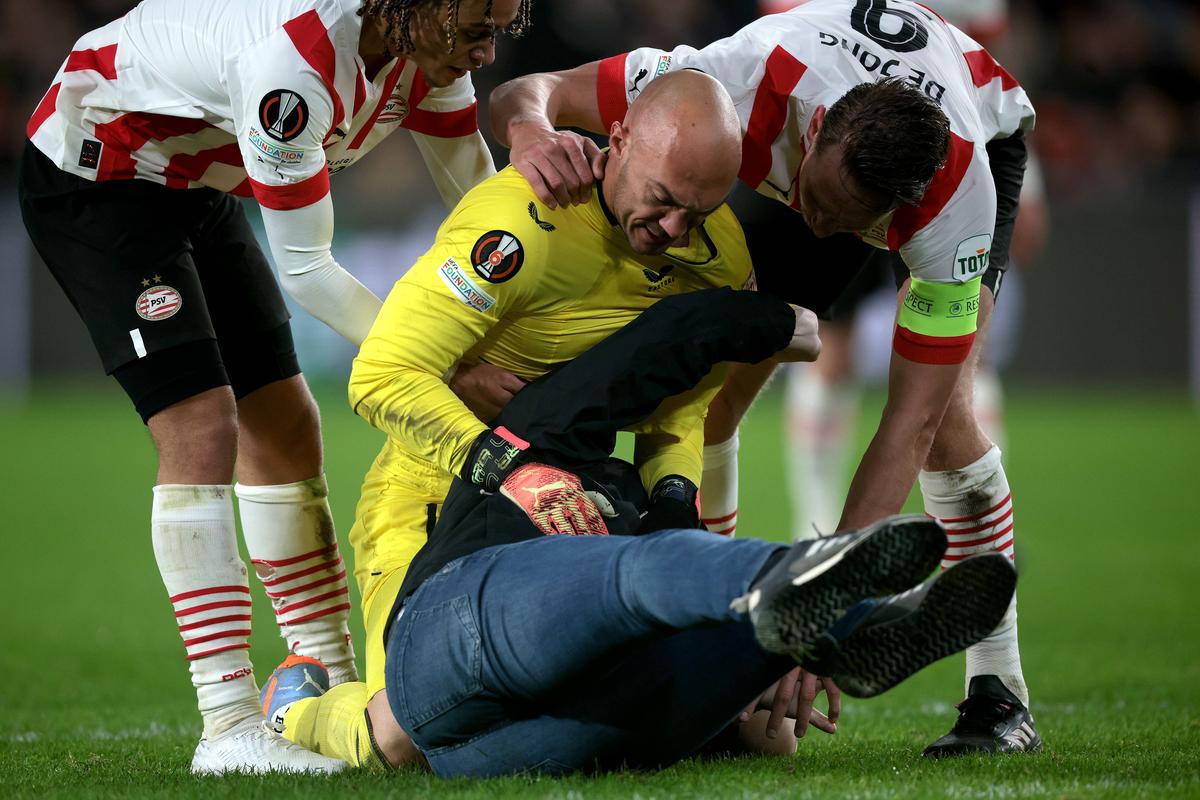 Dmitrovic, atacat de un fan în timpul meciului PSV - Sevilla