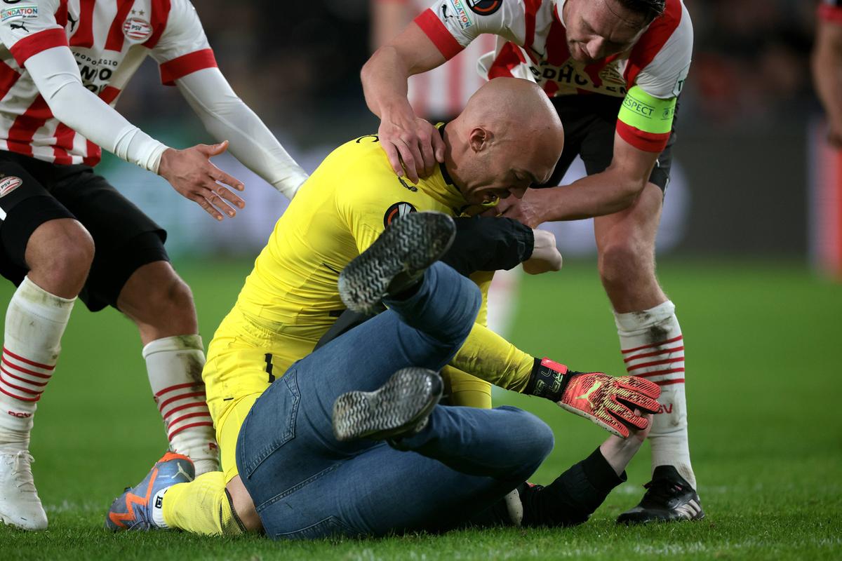 Dmitrovic, atacat de un fan în timpul meciului PSV - Sevilla