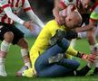 Dmitrovic, atacat de un fan în timpul meciului PSV - Sevilla