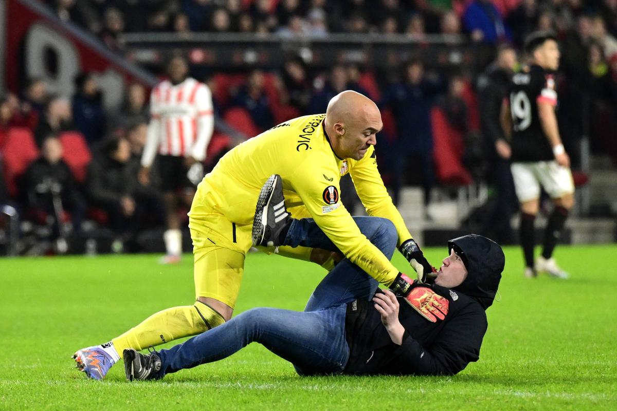Dmitrovic, atacat de un fan în timpul meciului PSV - Sevilla