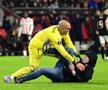 Dmitrovic, atacat de un fan în timpul meciului PSV - Sevilla