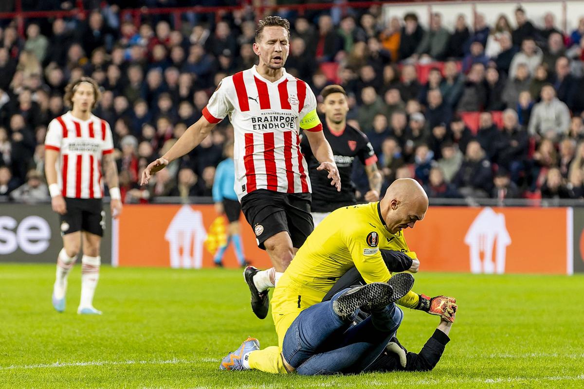 Dmitrovic, atacat de un fan în timpul meciului PSV - Sevilla