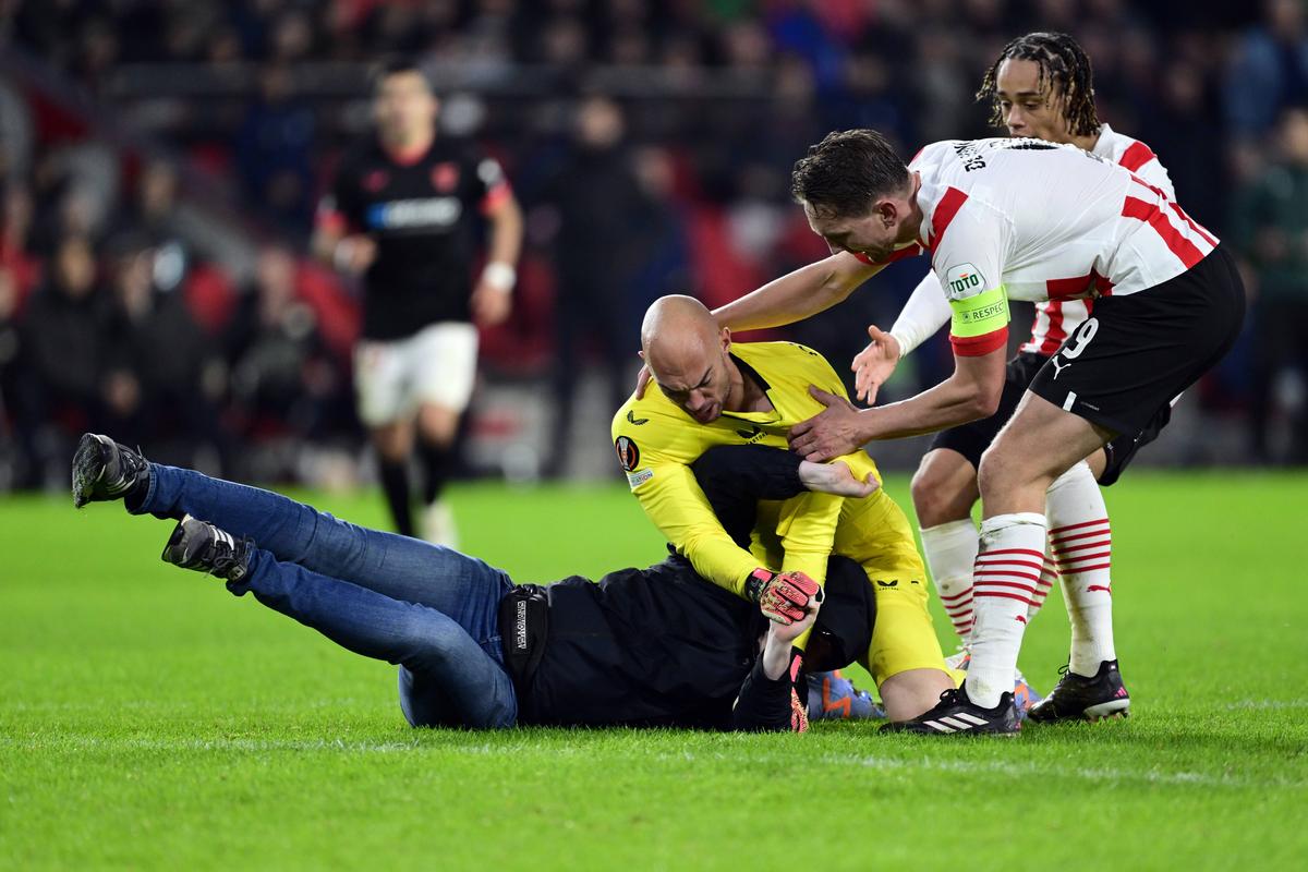 Dmitrovic, atacat de un fan în timpul meciului PSV - Sevilla