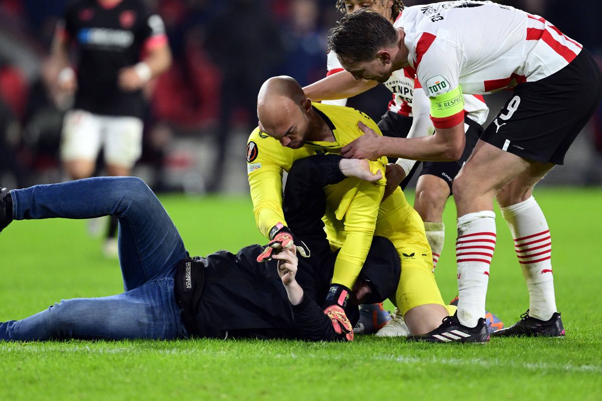 Dmitrovic, atacat de un fan în timpul meciului PSV - Sevilla