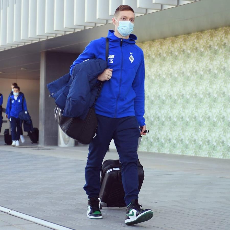O vedetă a lui Mircea Lucescu a intrat în România cu peste o jumătate de milion de dolari cash când Dinamo Kiev fugea de război în 2022