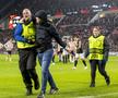 Dmitrovic, atacat de un fan în timpul meciului PSV - Sevilla