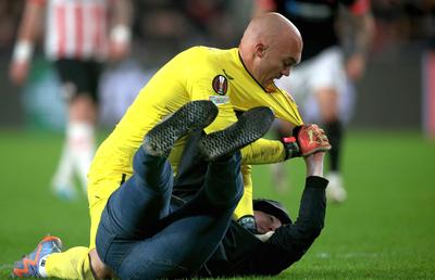 Moment halucinant la PSV - Sevilla » Un suporter a intrat pe teren și a încercat să-l lovească pe portar!