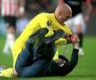 Marko Dmitrovic, portarul de la Sevilla, a fost atacat de un huligan în timpul meciului cu PSV, din Europa League/ foto Imago Images