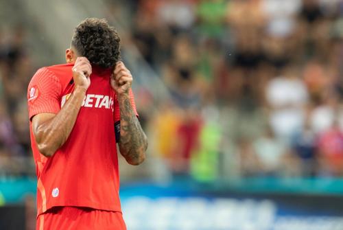 Florinel Coman (24 de ani), extrema stângă a vicecampioanei României, FCSB, are din nou probleme de ordin juridic. Acesta a fost pus sub învinuire în  dosarul penal deschis pe numele lui în urmă cu doi ani.