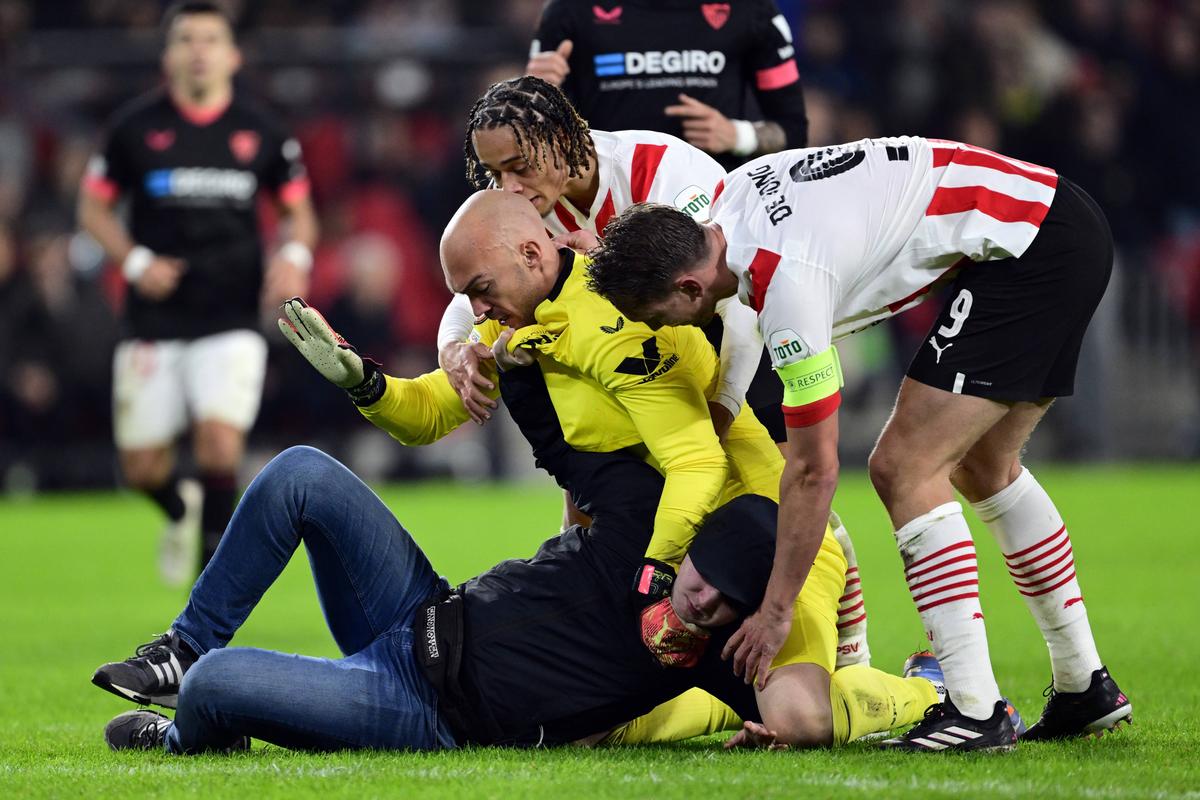 Dmitrovic, atacat de un fan în timpul meciului PSV - Sevilla