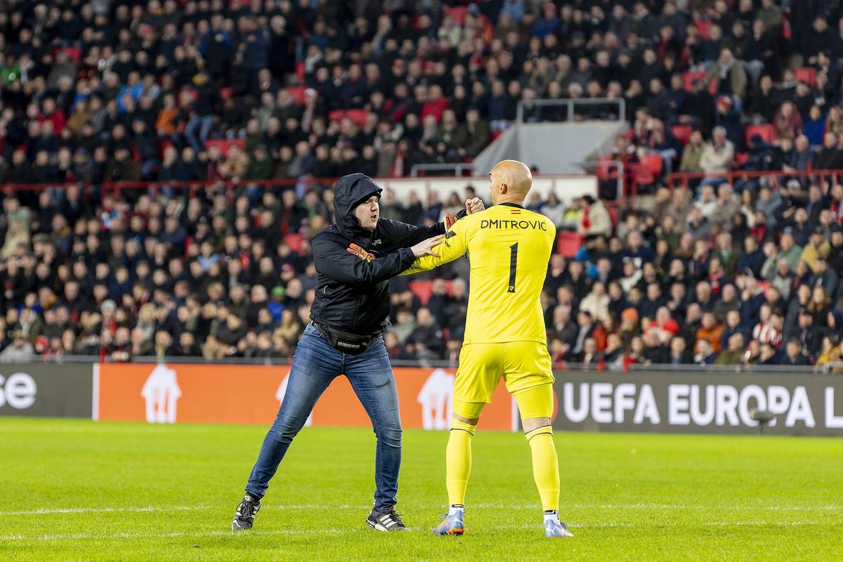 Dmitrovic, atacat de un fan în timpul meciului PSV - Sevilla