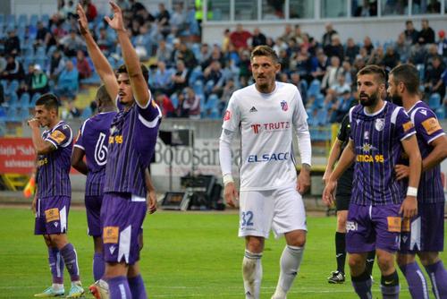 FC Argeș își amendează cu 800 de lei fotbaliștii care au plecat de la stadion în ziua unui meci din campionat  / foto: Ionuț Tăbultoc