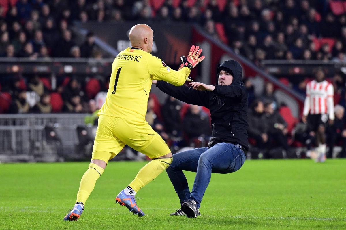 Dmitrovic, atacat de un fan în timpul meciului PSV - Sevilla