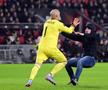 Dmitrovic, atacat de un fan în timpul meciului PSV - Sevilla