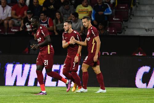 Adrian Păun (numărul 7) este convins că trupa condusă de Dan Petrescu (55 de ani) va trece de Lazio și se va califica în „optimile” de finală din UEFA Europa Conference League. 
Foto: Imago