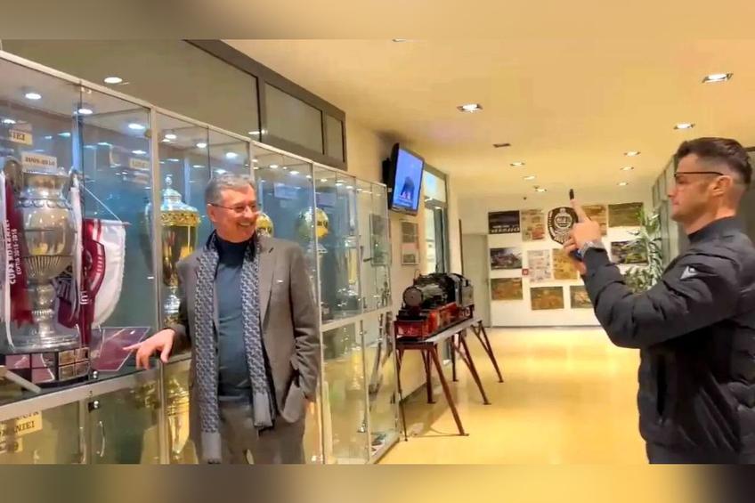 Eugen Voicu, fotografiat de Andrei Nicolescu alături de trofeele lui CFR Cluj Capturi Antena Sport