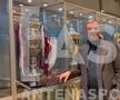 Eugen Voicu, fotografiat de Andrei Nicolescu alături de trofeele lui CFR Cluj Capturi Antena Sport