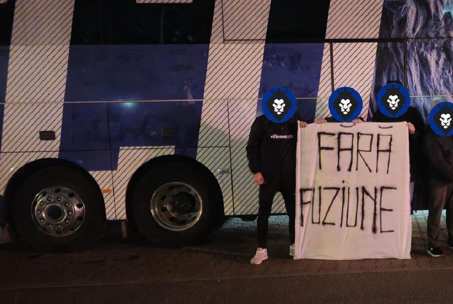 Suporterii lui CSU resping ideea fuziunii / Sursă foto: Facebook Joi noapte, la Sibiu » Ultrașii rivalei, mesaj de lângă autocarul lui FCU Craiova: „Gândul fuziunii, eternul vostru joc”
