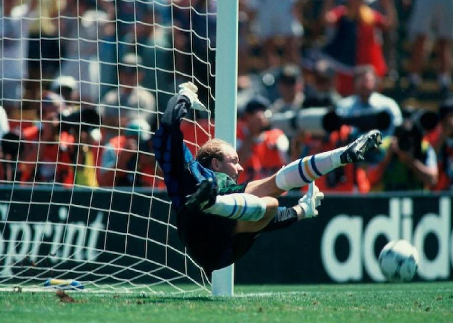 Suedezul Ravelli apără penaltyul lui Belodedici. Florin Prunea a fost învins de Andersson, Brolin, Ingesson, Nilsson și Larsson Dezvăluiri la 30 de ani după coșmarul cu Suedia » Atenție, limbaj licențios! „«Prostul ăla de Balint m-a băgat în că**t, f***-l în gură să-l f**” + Discursul șocant de la final: „Proștii dracu', hai acasă!”