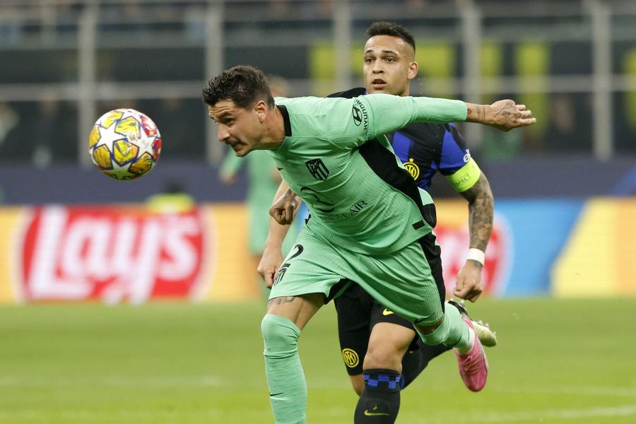 Jose Maria Gimenez a avut viață grea cu Lautaro Martinez în meciul cu Inter din Ligă / Foto: Imago Pacientul uruguayan » Record de accidentări pentru un star din LaLiga: a lipsit 105 partide și 640 de zile în 11 sezoane!