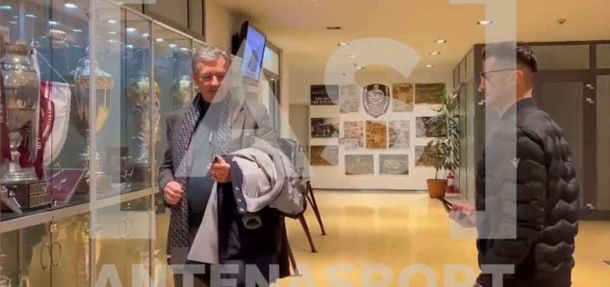 FOTO Eugen Voicu, fotografiat de Andrei Nicolescu alături de trofeele lui CFR Cluj, înainte de meciul lui Dinamo