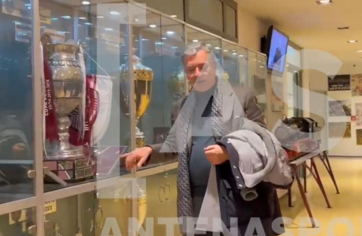 FOTO Eugen Voicu, fotografiat de Andrei Nicolescu alături de trofeele lui CFR Cluj, înainte de meciul lui Dinamo