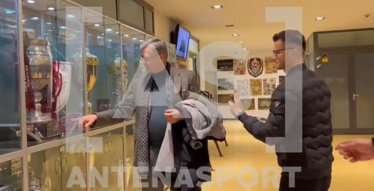 Eugen Voicu, fotografiat de Andrei Nicolescu alături de trofeele lui CFR Cluj Capturi Antena Sport