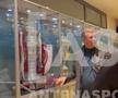 Eugen Voicu, fotografiat de Andrei Nicolescu alături de trofeele lui CFR Cluj Capturi Antena Sport