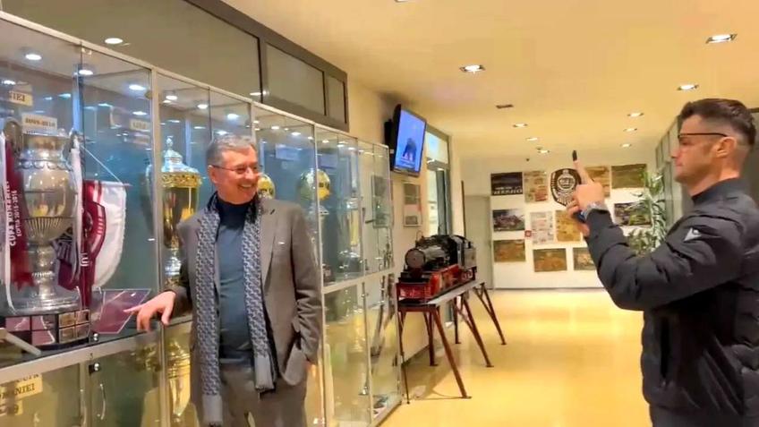 Eugen Voicu, fotografiat de Andrei Nicolescu alături de trofeele lui CFR Cluj Capturi Antena Sport