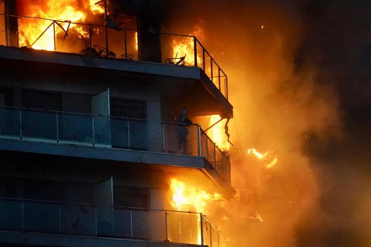 Un incendiu a mistuit două blocuri din Valencia. Cel puțin 4 oameni au murit (foto: Imago)