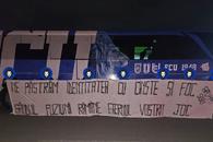 Joi noapte, la Sibiu » Ultrașii rivalei, mesaj de lângă autocarul lui FCU Craiova: „Gândul fuziunii, eternul vostru joc”