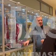 Eugen Voicu, fotografiat de Andrei Nicolescu alături de trofeele lui CFR Cluj Capturi Antena Sport