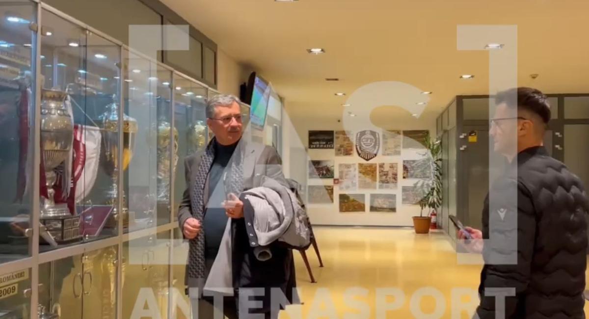 FOTO Eugen Voicu, fotografiat de Andrei Nicolescu alături de trofeele lui CFR Cluj, înainte de meciul lui Dinamo