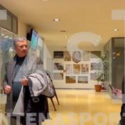 Eugen Voicu, fotografiat de Andrei Nicolescu alături de trofeele lui CFR Cluj Capturi Antena Sport