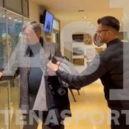 Eugen Voicu, fotografiat de Andrei Nicolescu alături de trofeele lui CFR Cluj Capturi Antena Sport