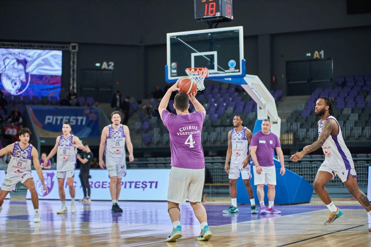 Eveniment inedit în Pitești Arena! Peste 1000 de oameni au asistat la duelul dintre jucători și fani: antrenorul și-a scos telefonul să își sune familia
