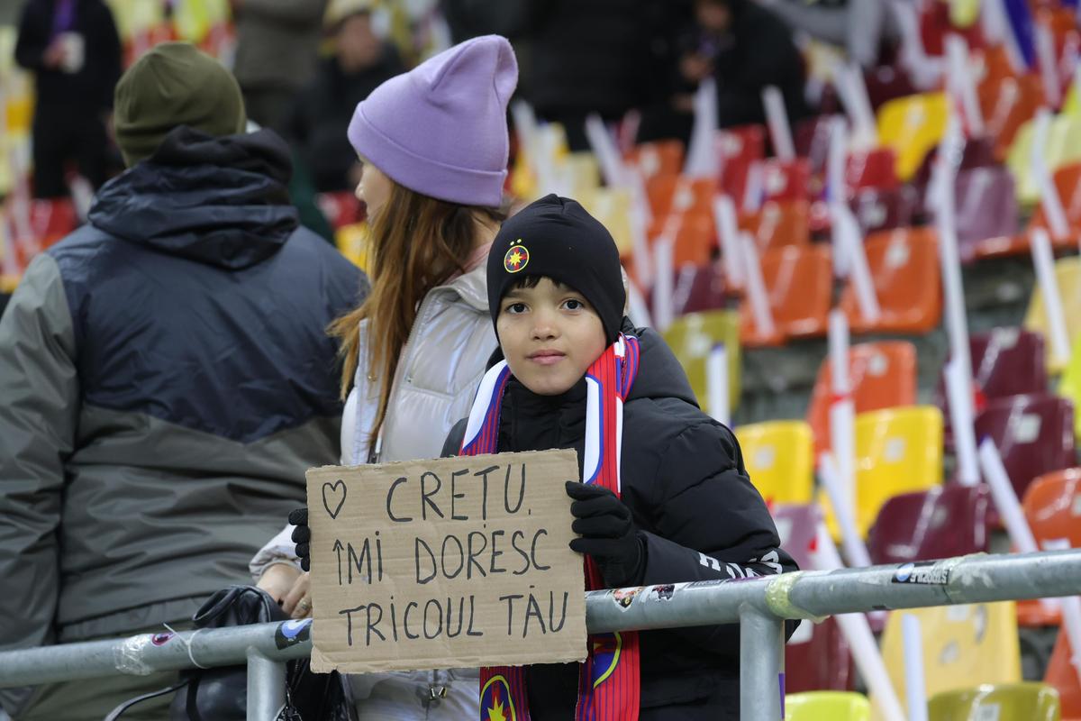 Eșarfele pe care le vinde Peluza Nord înainte de derby-ul cu Dinamo » Mesaje împotriva lui Dinamo