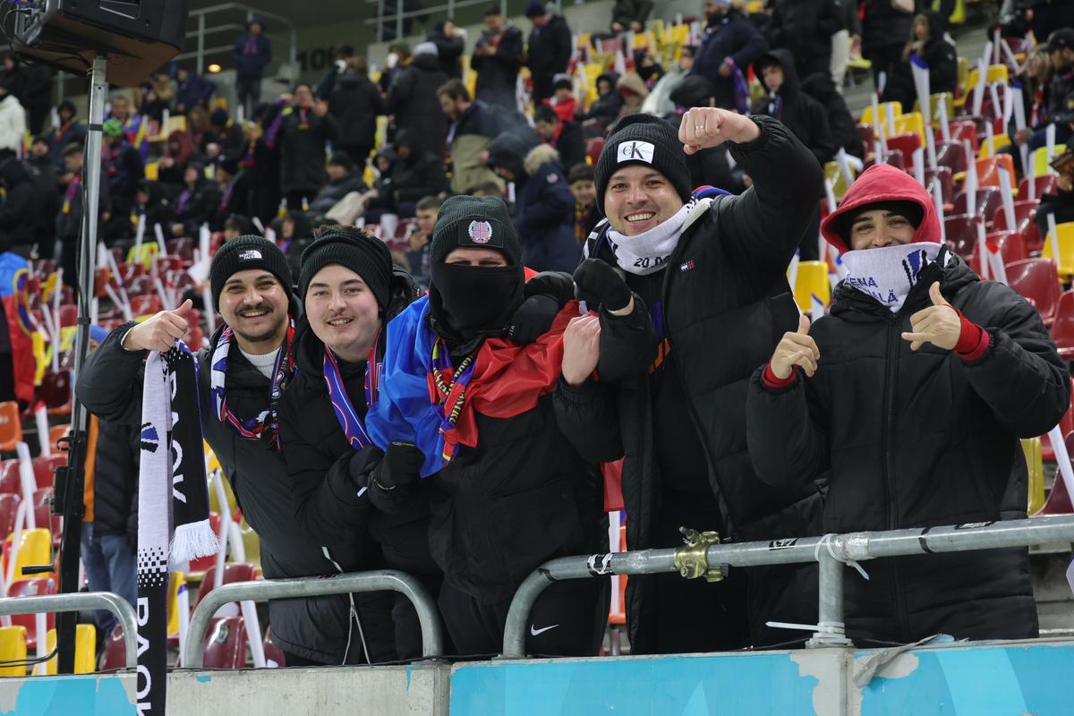 Eșarfele pe care le vinde Peluza Nord înainte de derby-ul cu Dinamo » Mesaje împotriva lui Dinamo