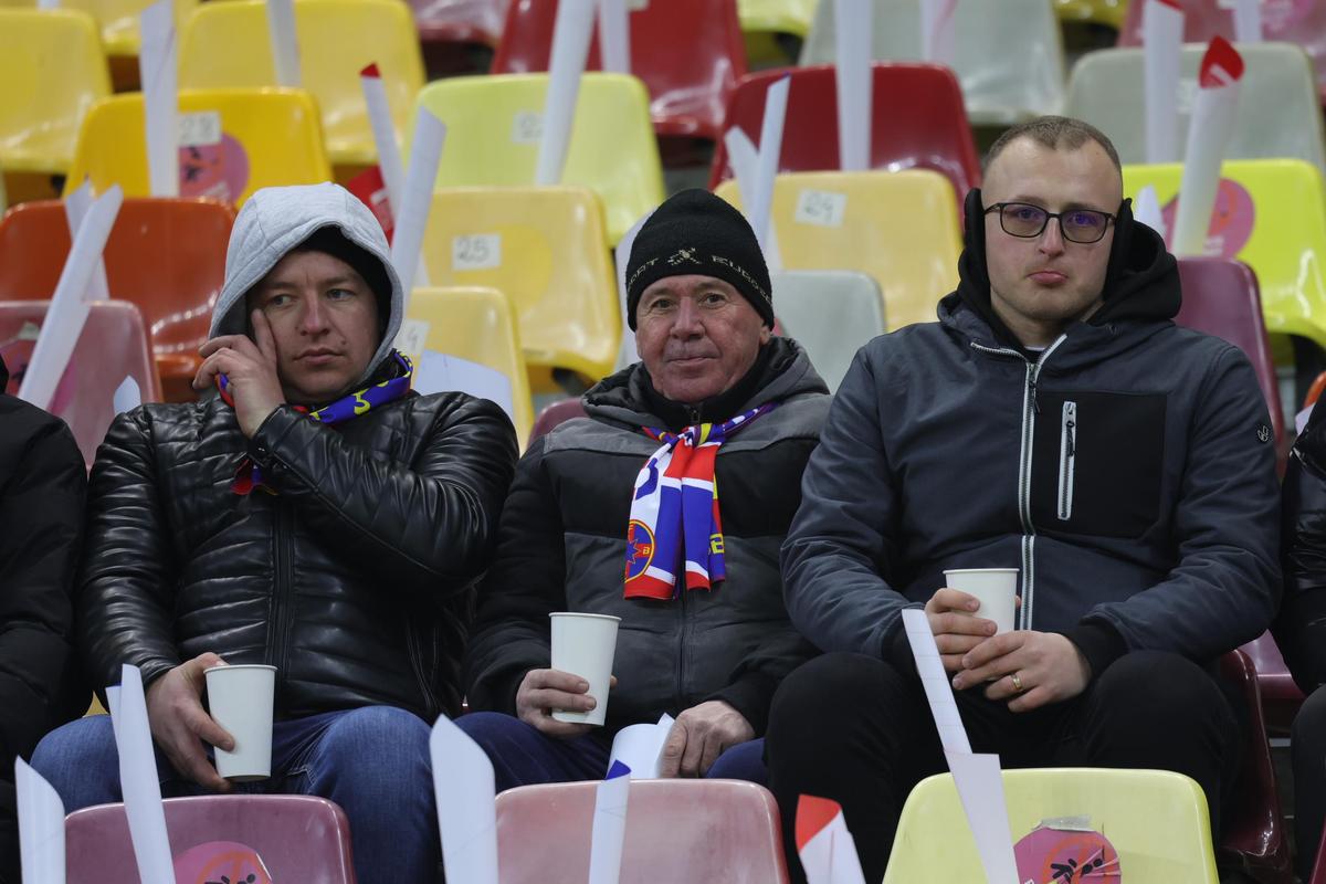 Eșarfele pe care le vinde Peluza Nord înainte de derby-ul cu Dinamo » Mesaje împotriva lui Dinamo