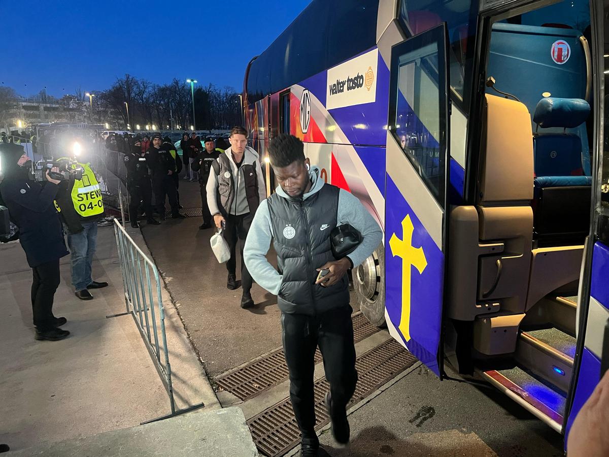 Eșarfele pe care le vinde Peluza Nord înainte de derby-ul cu Dinamo » Mesaje împotriva lui Dinamo