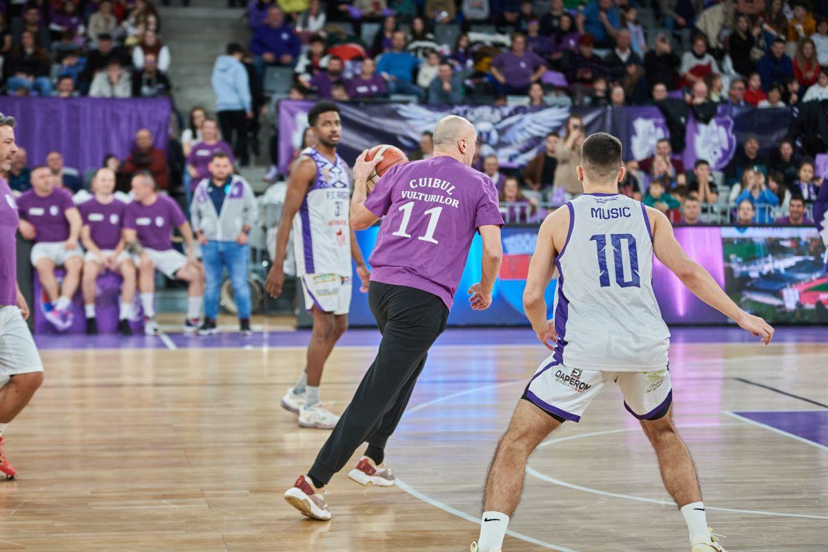 Eveniment inedit în Pitești Arena! Peste 1000 de oameni au asistat la duelul dintre jucători și fani: antrenorul și-a scos telefonul să își sune familia