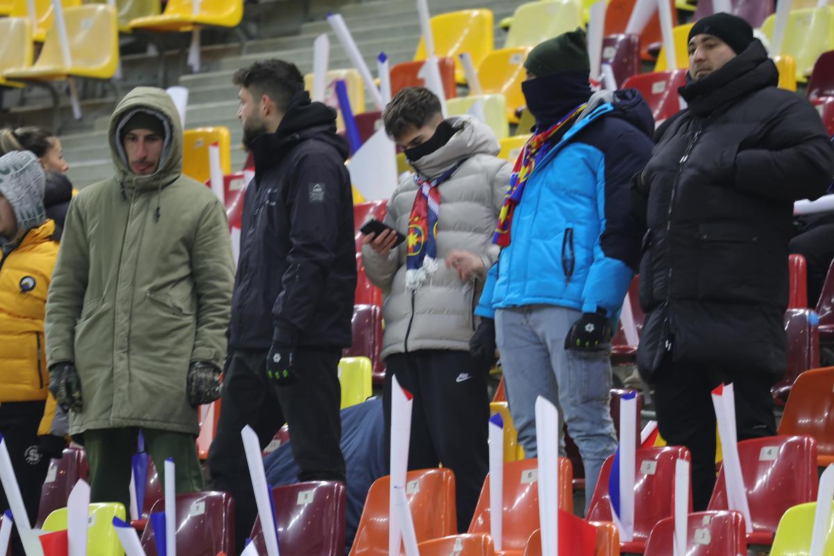 Eșarfele pe care le vinde Peluza Nord înainte de derby-ul cu Dinamo » Mesaje împotriva lui Dinamo