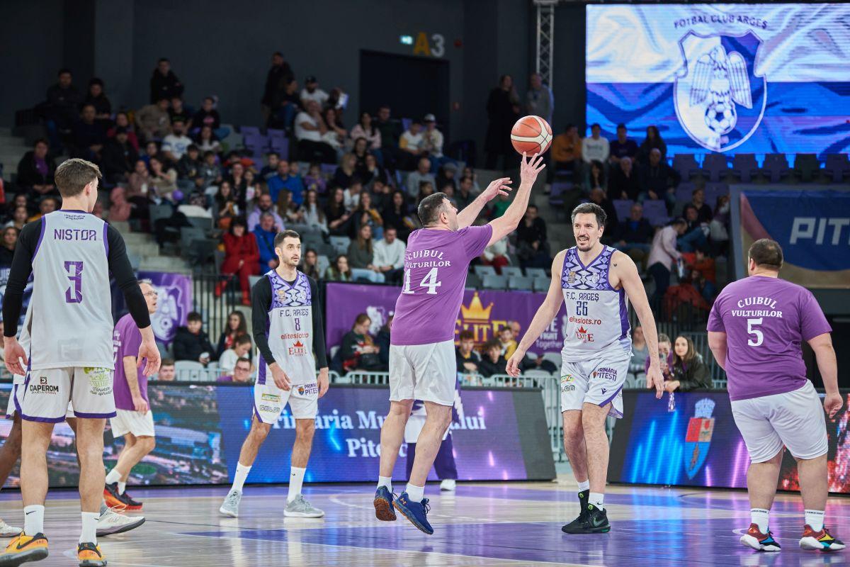 Eveniment inedit în Pitești Arena! Peste 1000 de oameni au asistat la duelul dintre jucători și fani: antrenorul și-a scos telefonul să își sune familia