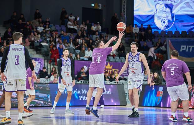 Eveniment inedit în Pitești Arena! Peste 1000 de oameni au asistat la duelul dintre jucători și fani: antrenorul și-a scos telefonul să își sune familia