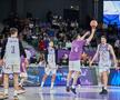 Duel între jucătorii lui FC Argeș Basketball și suporterii echipei/Foto: FC Argeș Basketball