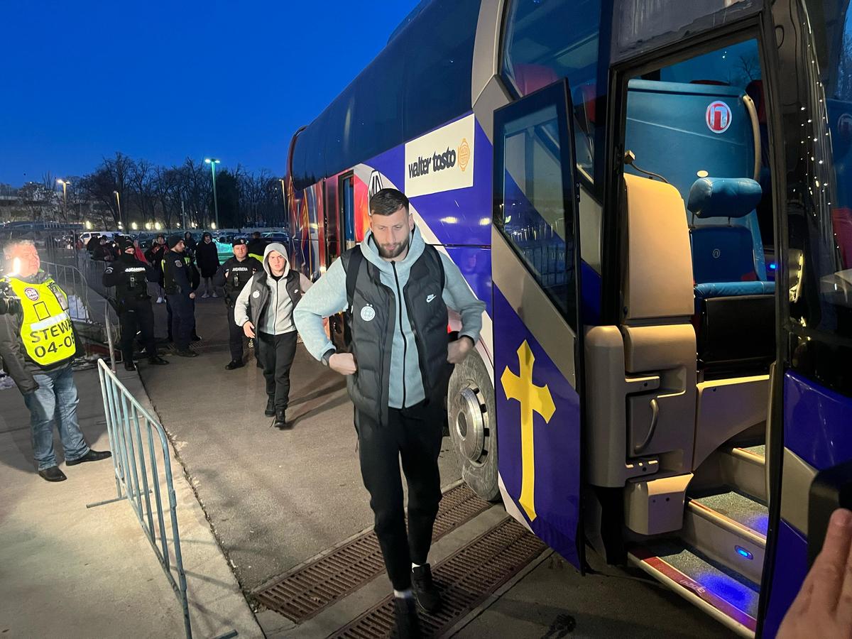 Eșarfele pe care le vinde Peluza Nord înainte de derby-ul cu Dinamo » Mesaje împotriva lui Dinamo