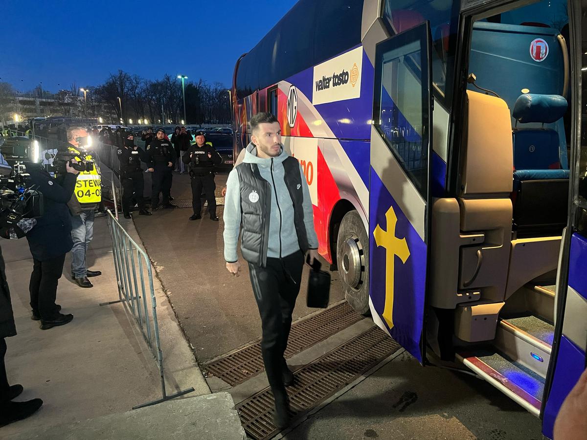 Eșarfele pe care le vinde Peluza Nord înainte de derby-ul cu Dinamo » Mesaje împotriva lui Dinamo